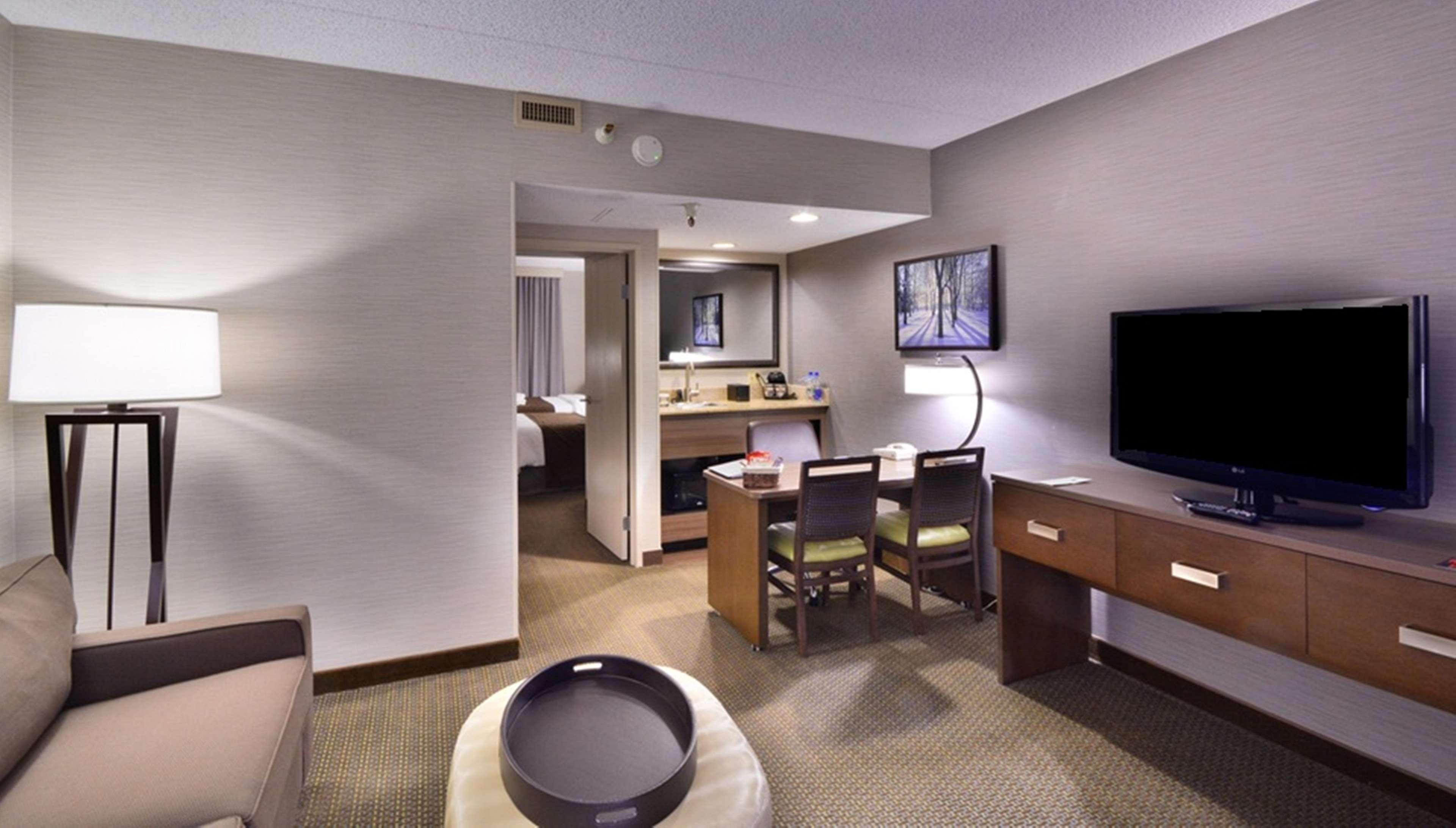 Embassy Suites By Hilton Denver Central Park Exterior foto