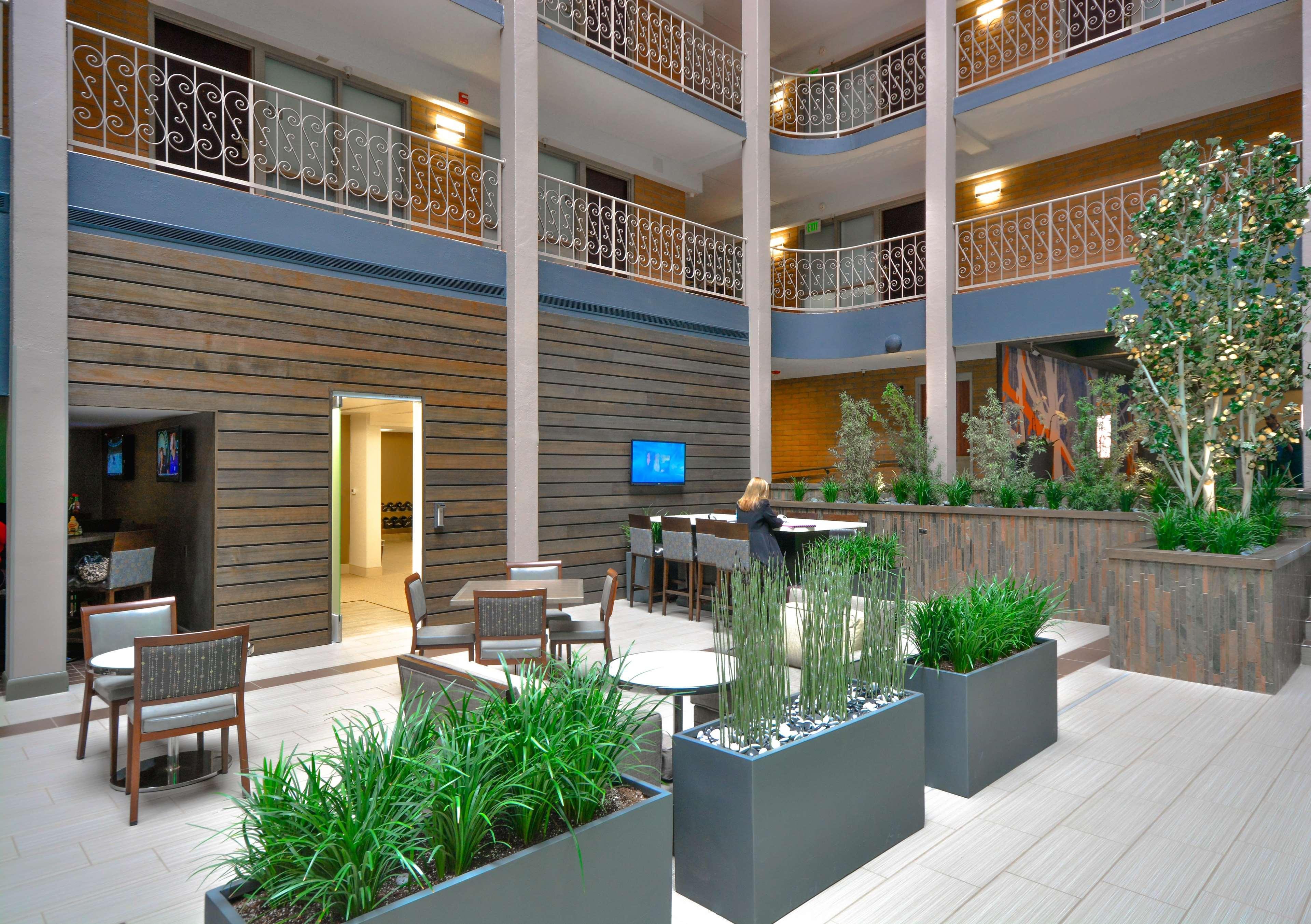Embassy Suites By Hilton Denver Central Park Interior foto